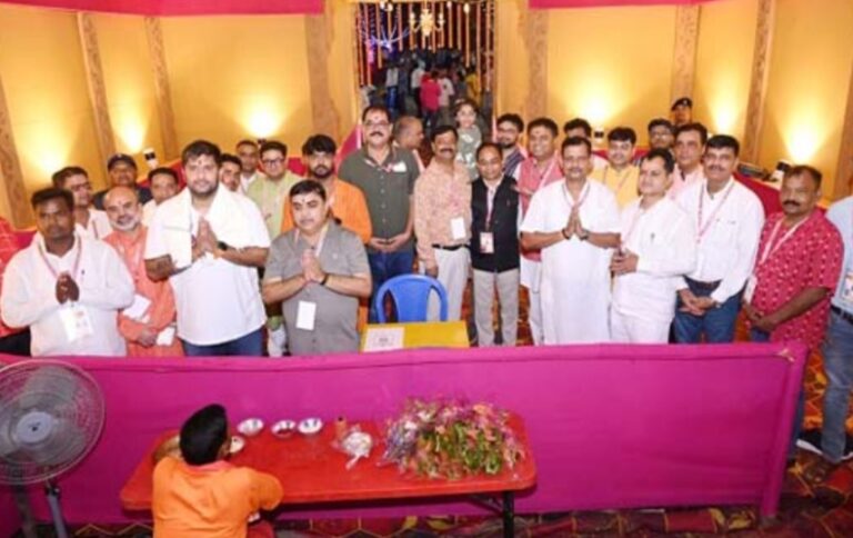 Jamshedpur Durga puja: बिष्टुपुर जी टाउन दुर्गा पूजा पंडाल का टाटा स्टील के वाइस प्रेसिडेंट कॉरपोरेट सर्विसेज डीबी सुंदर रामम ने किया उदघाटन