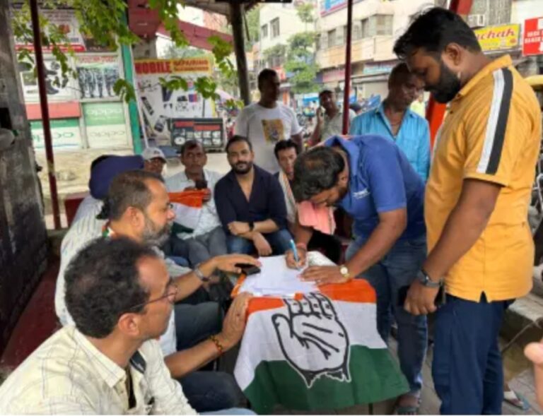 Jamshedpur: साकची में कांग्रेस ने वोट चोरी रोके अभियान के तहत चलाया हस्ताक्षर अभियान, जिलाध्यक्ष बोले-लोगों का मिला भरपूर समर्थन