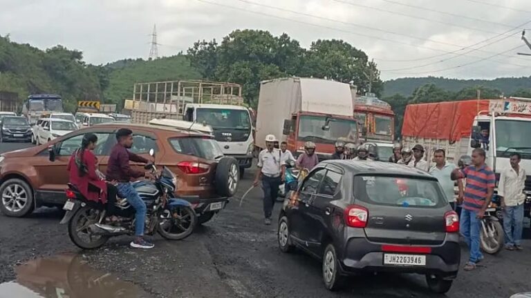 टाटा-रांची NH-33 पर 18 घंटे तक रहा जाम, सरक रहे थे वाहन, हजारों लोग परेशान