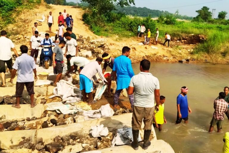 Jharkhand: बनई नदी पर पुल ढहने के 80 दिन बाद भी नहीं जागी सरकार, अब 300 ग्रामीण सामूहिक श्रमदान से बना रहे वैकल्पिक रास्ता