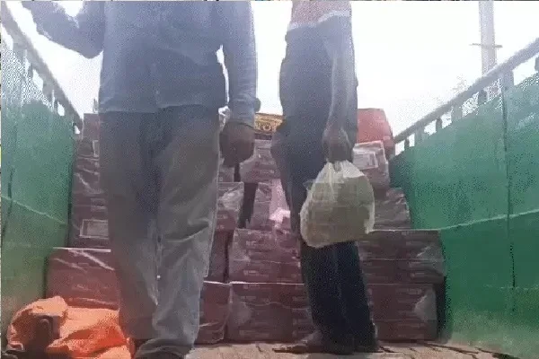 मधुपुर में चिकन व्यवसाय की आड़ में चल रहा था लॉटरी का खेल, पुलिस ने किया भंडाफोड़