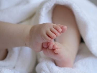 Jharkhand: बीमारी का इलाज कराने के लिए गरीब दंपती ने अपने मासूम बच्चे को 50 हजार रुपए में बेचा