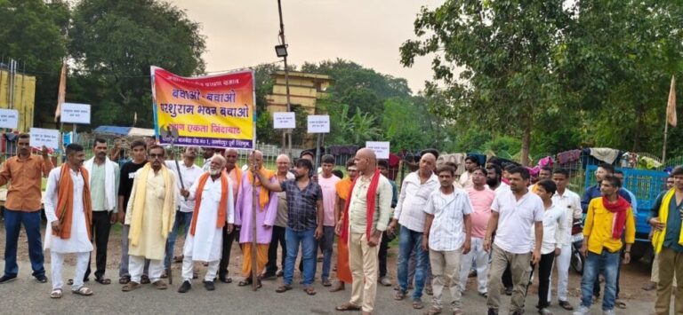 Jamshedpur : बागबेड़ा परशुराम भवन का विवाद सड़क पर, अध्यक्ष के खिलाफ निकाला जुलूस