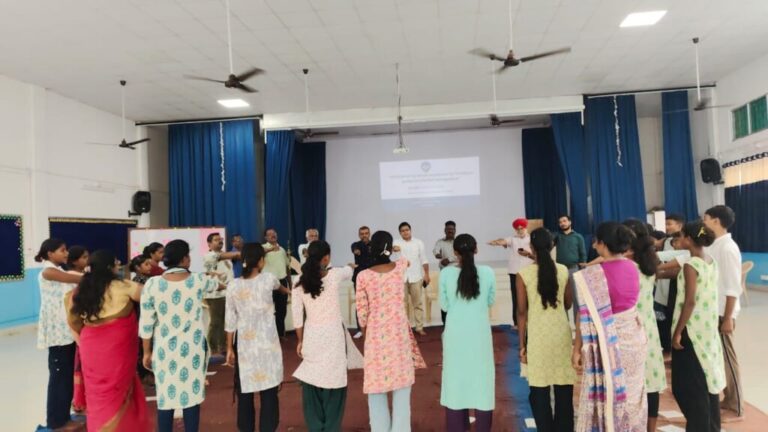Jamshedpur : समेकित जन विकास केंद्र में धर्मांतरण को जानने पहुंचे संगठन, किशोरियों ने कहा – कौशल और व्यक्तित्व विकास सीख रहे