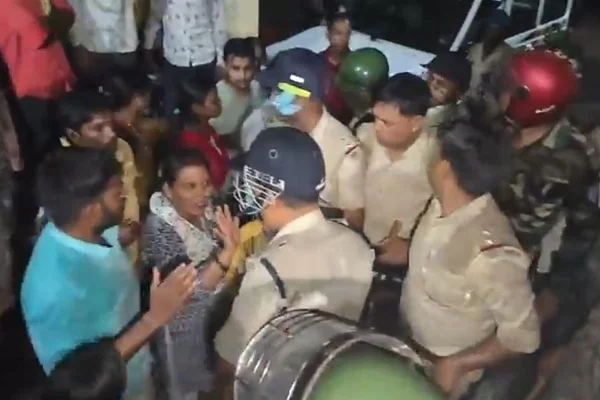 BREAKING : रांची के पंडरा थाना में हंगामा, लोगों ने की तोड़फोड़