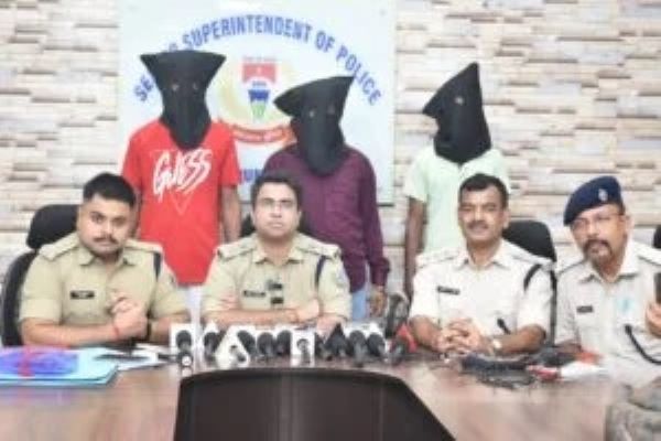 साकची पुलिस ने चैन छिनतई में 3 को पकड़ा, लूटपाट में प्रयुक्त बुलेट बाइक भी जब्त
