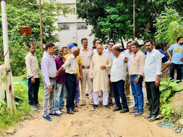 एमजीएम अस्पताल के समीप कालोनीवासी गंदगी और बदबू से परेशान, सरयू दिलायेंगे निजात