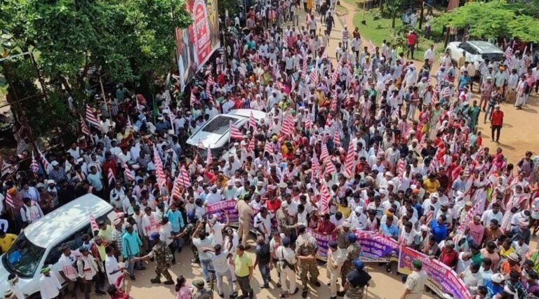 सरायकेला : कुड़मी के “रेल टेका–डहर छेका”आंदोलन के विरोध में उतरे आदिवासी, कोल्हान में आर्थिक नाकेबंदी की दी चेतावनी