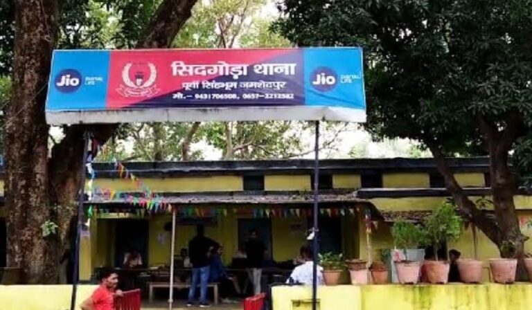 Jamshedpur: बारीडीह में तीसरी शादी के मुद्दे पर जमकर हंगामा, महिला ने लगाये धर्म परिवर्तन का दबाव बनाने समेत कई गंभीर आरोप, पुलिस ने दो लोगों को हिरासत में लिया