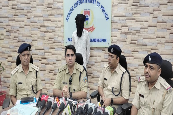 Jamshedpur: टेल्को में हथियार के साथ एक युवक पकड़ाया, मिला लोडेड पिस्तौल और गोलियां