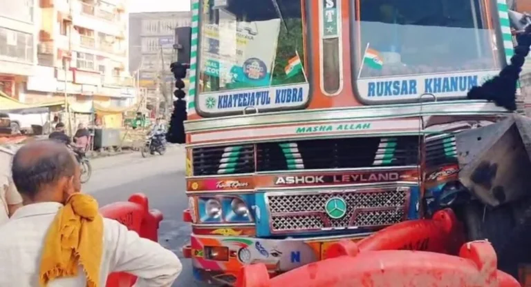 जमशेदपुर के मानगो चौक पर ट्रक का ब्रेक फेल, बड़ा हादसा टला, चालक की पिटाई