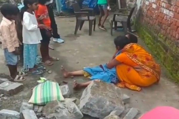 Jamshedpur : टेंपो की टक्कर से गिरी दीवार, दबकर नौ साल की बच्ची की मौत