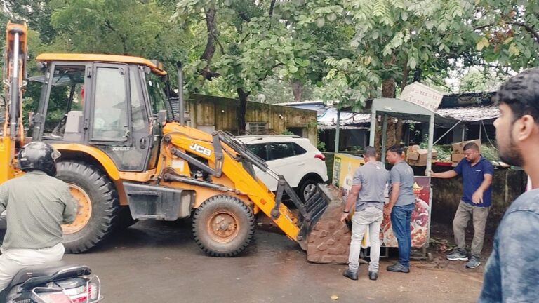 Jamshedpur: दुर्गा पूजा को लेकर बिष्टुपुर की खाऊ गली में चला प्रशासन का बुलडोर, दो दर्जन फुटपाथी दुकानों को हटाया