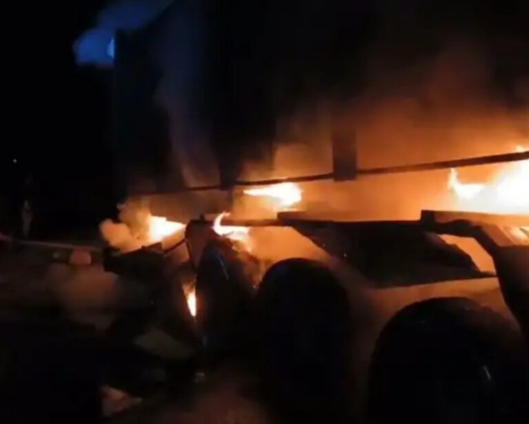 Road Accident: ट्रेलर और हाइवा के बीच जोरदार टक्कर के बाद लग गयी भीषण आग, एक व्यक्ति की जलकर मौत
