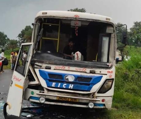 Jamshedpur Road Accident: जमशेदपुर से धनबाद जा रही बस की बोड़ाम में पिकअप वैन से टक्कर, दोनों वाहन क्षतिग्रस्त, बाल-बाल बचे लोग
