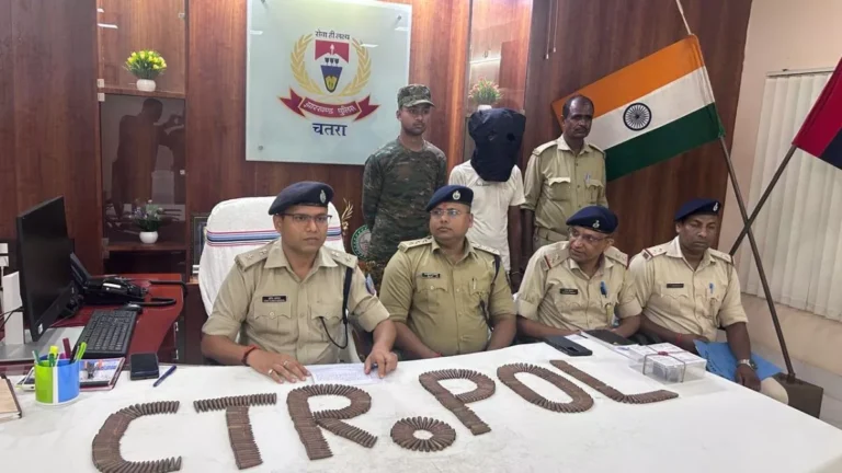 चतरा में व्यापारी बनकर पुलिस ने दो अंतर्राज्यीय अपराधियों को दबोचा, एके-47 की 393 गोलियां बरामद