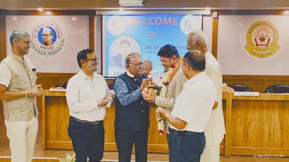 Jamshedpur: बिष्टुपुर के श्रीकृष्ण सिन्हा संस्थान में टाटा स्टील के सीएस वाइस प्रेसिडेंट डीबी सुंदर रामम का हुआ अभिनंदन, शहर के विकास को लेकर जतायी प्रतिबद्धता