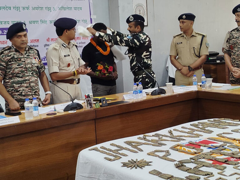 झारखंड में JJMP का बड़ा आत्मसमर्पण, 9 उग्रवादियों ने पुलिस के सामने डाले हथियार