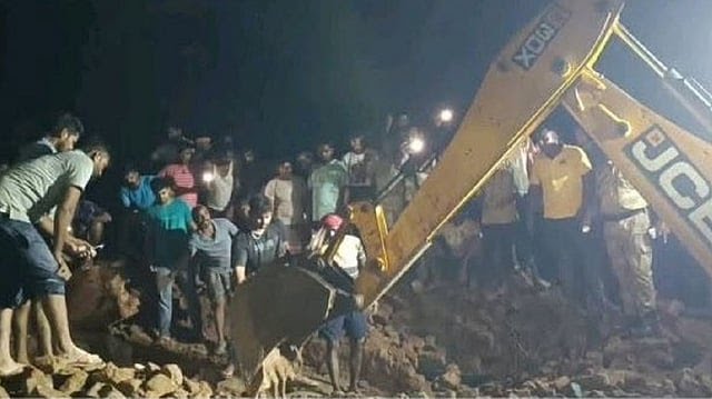 Jharkhand: भारी बारिश के बाद जर्जर क्वार्टर ढहने से सात लोग मलबे में दबे, दो बच्चों समेत तीन लोगों की मौत