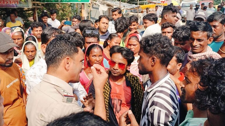 Jamshedpur: जमशेदपुर ट्रैफिक पुलिस ने पिकअप को रोका, चालक से बदसलूकी का आरोप, हंगामा, विरोध में धरना पर बैठ गये मजदूर, सड़क जाम