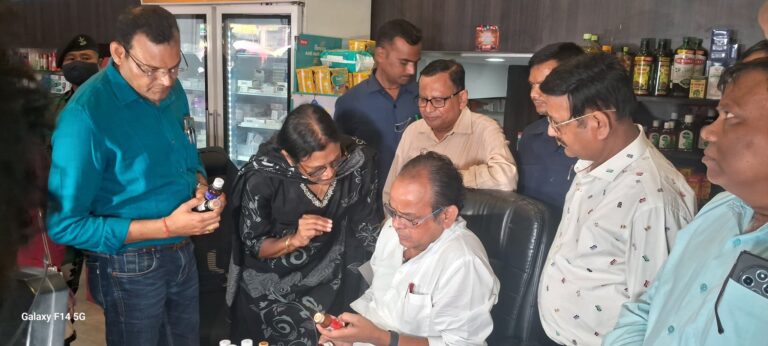 Jharkhand: स्वास्थ्य मंत्री इरफान अंसारी पहुंचे मेडिकल स्टोर, निरीक्षण किया, कफ सिरप के लिए नमूने, बोले-जांच कर जल्द सौंपे रिपोर्ट