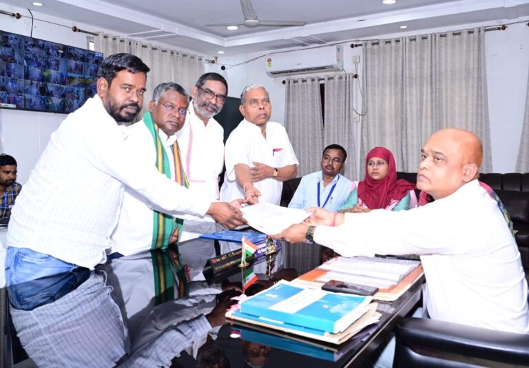 Ghatsila By Election JMM: घाटशिला उपचुनाव के लिए झामुमो उम्मीदवार सोमेश सोरेन ने किया नामांकन, सीएम रहे मौजूद, इन मुद्दों के साथ किया जीत का दावा?