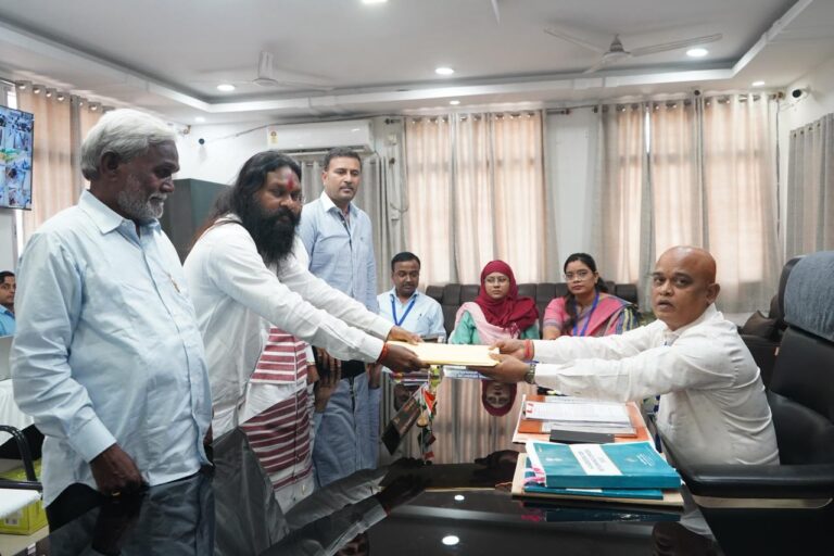 Ghatsila By Election BJP: घाटशिला उपचुनाव के लिए भाजपा उम्मीदवार बाबूलाल सोरेन ने किया नामांकन, मरांडी, सुदेश महतो रहे मौजूद, इन मुद्दों के साथ किया जीत का दावा?