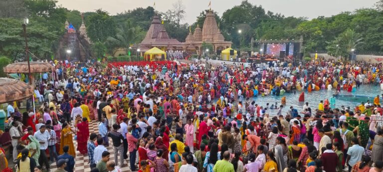 Jamshedpur chhat Puja: लोक आस्था के महापर्व छठ का पहला अर्घ्य संपन्न, सूर्य मंदिर समेत शहर के छठ घाट पर उमड़ी भक्तों की भीड़, पुलिस-प्रशासन मुस्तैद