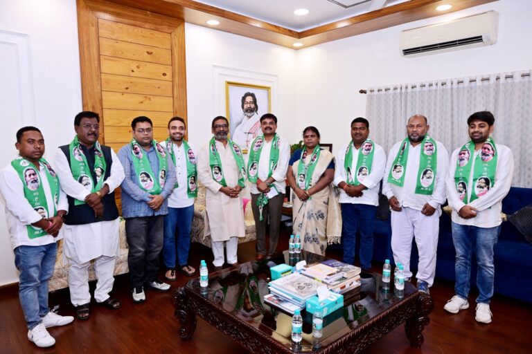 Jamshedpur: घाटशिला चुनाव से पहले बड़ा उलटफेर, जमशेदपुर भाजपा के पांच नेता JMM में शामिल, सीएम हेमंत सोरेन रहे मौजूद, BJP ने की कार्रवाई
