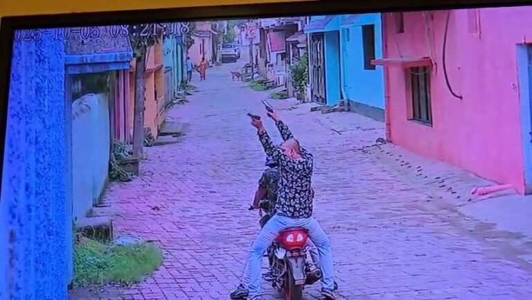 Jamshedpur: मानगो डिमना रोड फायरिंग मामले में पुलिस ने आरोपी गणेश सिंह गिरोह के टेका चौधरी को किया गिरफ्तार, पिस्तौल बरामद