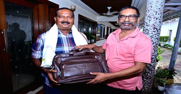 मुख्यमंत्री ने सेवानिवृत्त हवलदार को किया सम्मानित, सीएम आवास में थे तैनात