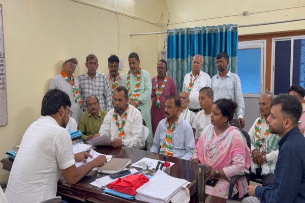 बागबेड़ा क्षेत्र में जलसंकट को लेकर जिला कांग्रेस अध्यक्ष आनंद बिहारी पहुंचे पेयजल विभाग