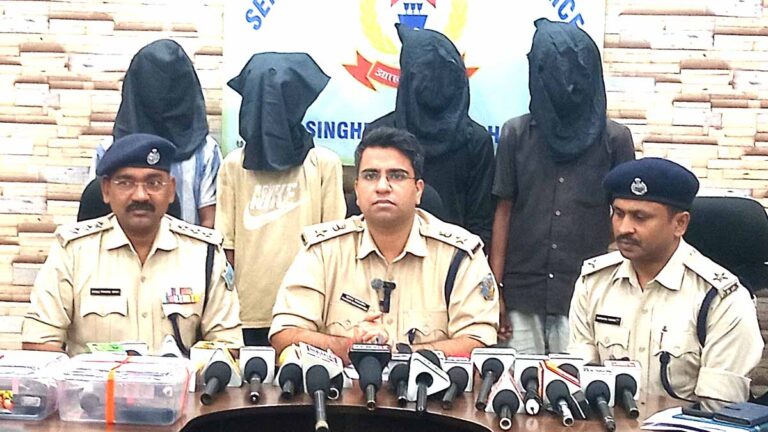 Jamshedpur Crime: सीतारामडेरा पुलिस ने अपराध की योजना बनाते 4 बदमाशों को नदी किनारे से किया गिरफ्तार
