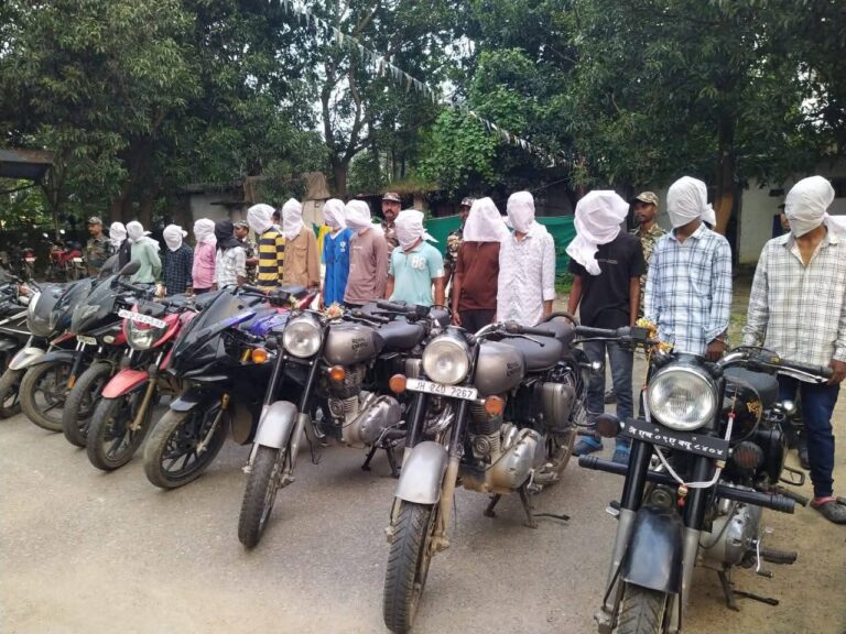 Bike Theft Gang Expose: टाटा-रांची हाइवे पर टी प्वाईंट होटल के पास बाइक चोर गिरोह का भंडाफोड़, चोरी की 22 बाइक के साथ 15 अपराधी गिरफ्तार
