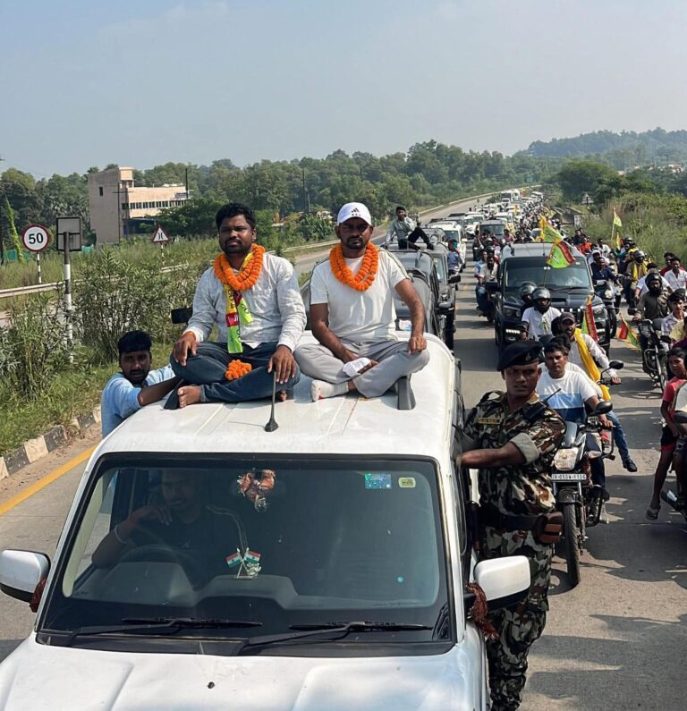 Ghatsila By Election: घाटशिला उपचुनाव के प्रचार के दौरान स्कॉर्पियो की छत पर बैठकर रोड शो करना डुमरी विधायक जयराम महतो को पड़ा महंगा, नोटिस जारी