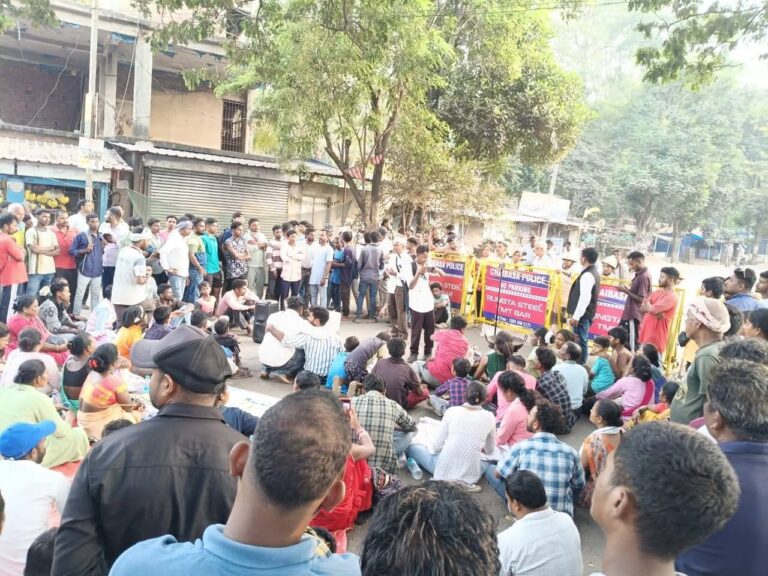 Chaibasa: चाईबासा में No Entry आंदोलन! भारी वाहनों के प्रवेश पर रोक लगाने की मांग को लेकर जुटे सैकड़ों लोग, पुलिस के साथ हिंसक झड़प के बाद धरना पर बैठे