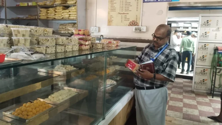 जमशेदपुर के हाता में ठेला के लाइसेंस पर चल रहा था होटल, खाद्य निरीक्षक ने लिया एक्शन