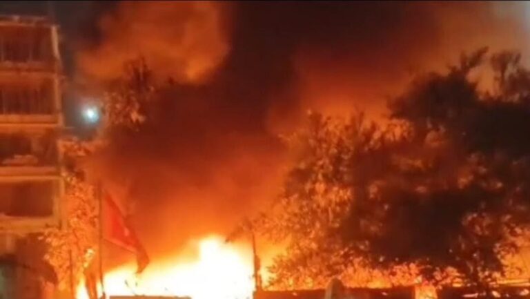 Jamshedpur: सोनारी की गोला बस्ती में स्क्रैप टाल में भीषण आग, लाखों का नुकसान, पटाखे की वजह से आग लगने की आशंका