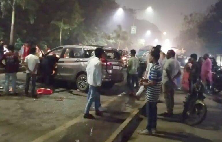 Jamshedpur Accident: जुगसलाई में काली मंदिर के पास तेज रफ्तार कार डिवाइडर से टकरायी, वाहन क्षतिग्रस्त, बाल-बाल बचे चार युवक