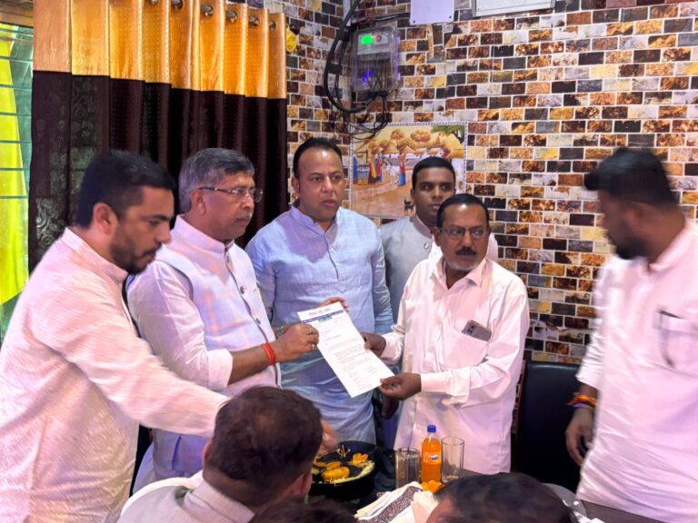 Jamshedpur: शौण्डिक (सूढ़ी) समाज के अभिनंदन समारोह में शामिल हुए राज्यसभा सांसद आदित्य साहू, हटिया विधायक नवीन जायसवाल, डालटेनगंज विधायक आलोक चौरसिया एवं भवनाथपुर के पूर्व विधायक भानु प्रताप शाही