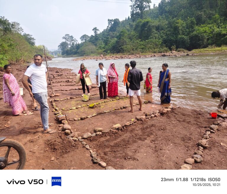 West singhbhum:छठ पर्व को लेकर गुवा के छठ घाटों की घेराबंदी शुरू