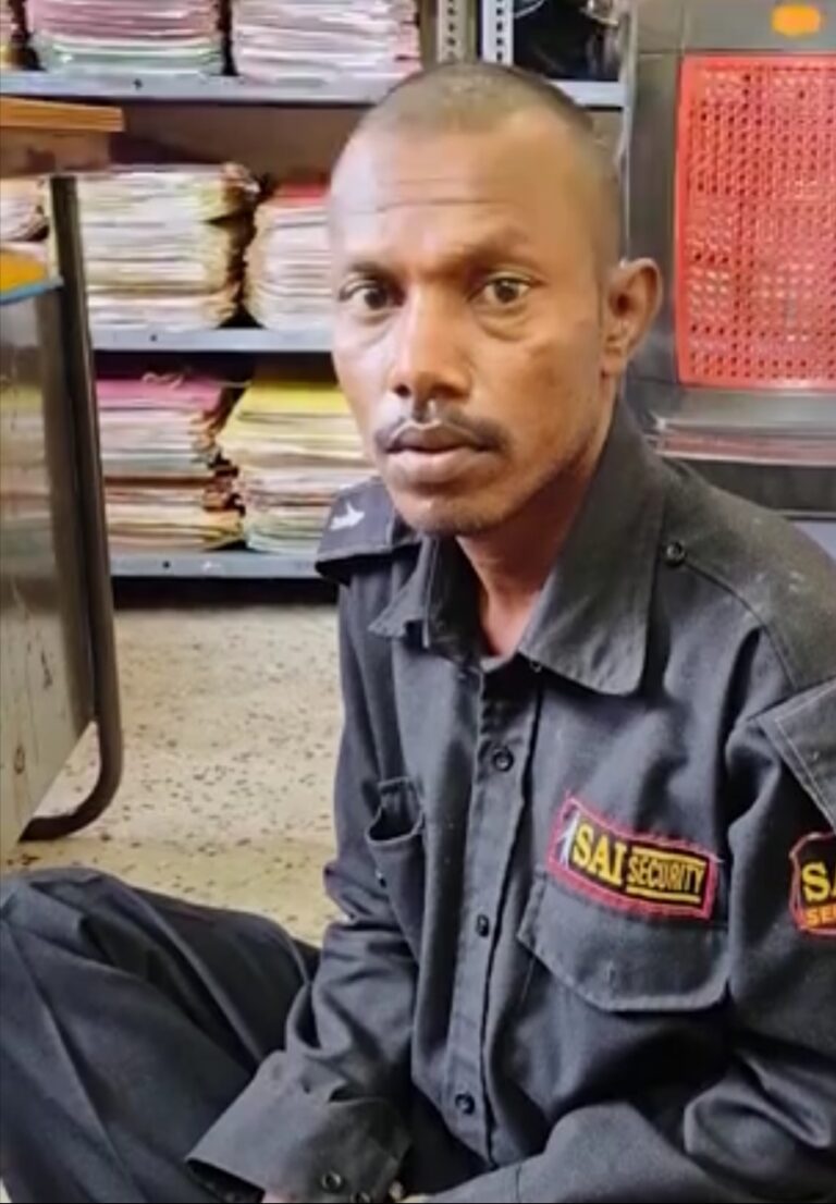 Jharkhand Crime: ड्यूटी में कम पैसे और हर वक्त फटकार मिलने पर.सिक्योरिटी गार्ड ने कुल्हाड़ी से अपने साथी की कर दी हत्या, वारदात के बाद थाने पहुंच कर दिया सरेंडर