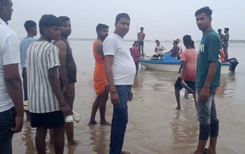 Jharkhand: छठ पर्व के दौरान स्नान करने गये थे छह लोग, सोन नदी की तेज धार में बह गये तीन युवक, तीनों लापता