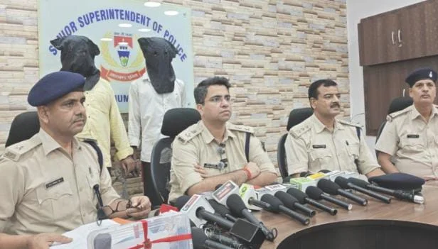 कदमा में कट्टा लेकर घूम रहे चाचा-भतीजा गिरफ्तार, नदी किनारे से पुलिस ने पकड़ा
