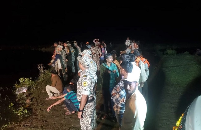 मप्र के खंडवा में दुर्गा विसर्जन के दौरान तालाब में गिरी ट्रैक्टर-ट्रॉली, 11 लोगों की मौत