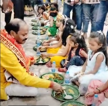 पूर्व मुख्यमंत्री रघुवर दास ने भालूबासा मंदिर में 251 कन्याओं को खिलाया प्रसाद