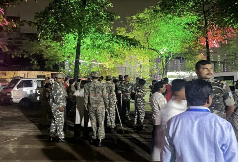 JAMSHEDPUR : दुर्गा पूजा पंडाल में नशे में धुत युवकों ने मचाया उत्पात, वाहन के शीशे तोड़े