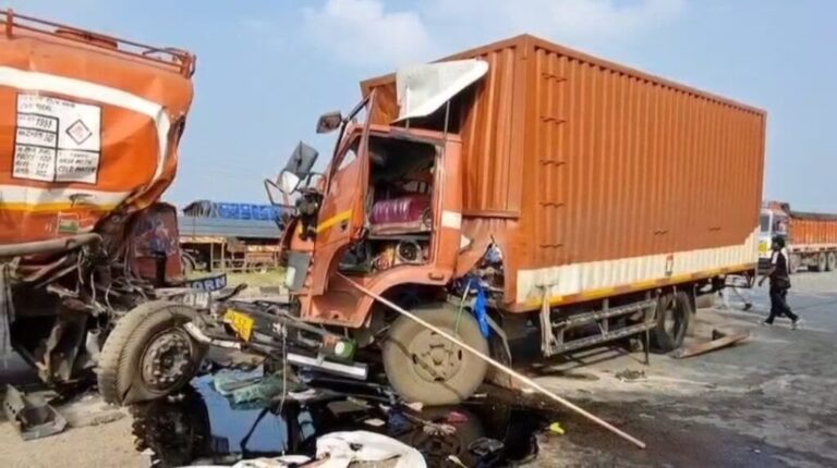 Road Accident: टाटा-रांची मार्ग पर टैंकर को कंटेनर ने पीछे से मारी टक्कर, चालक की मौत, हादसे के बाद एनएच-33 पर लगा लंबा जाम