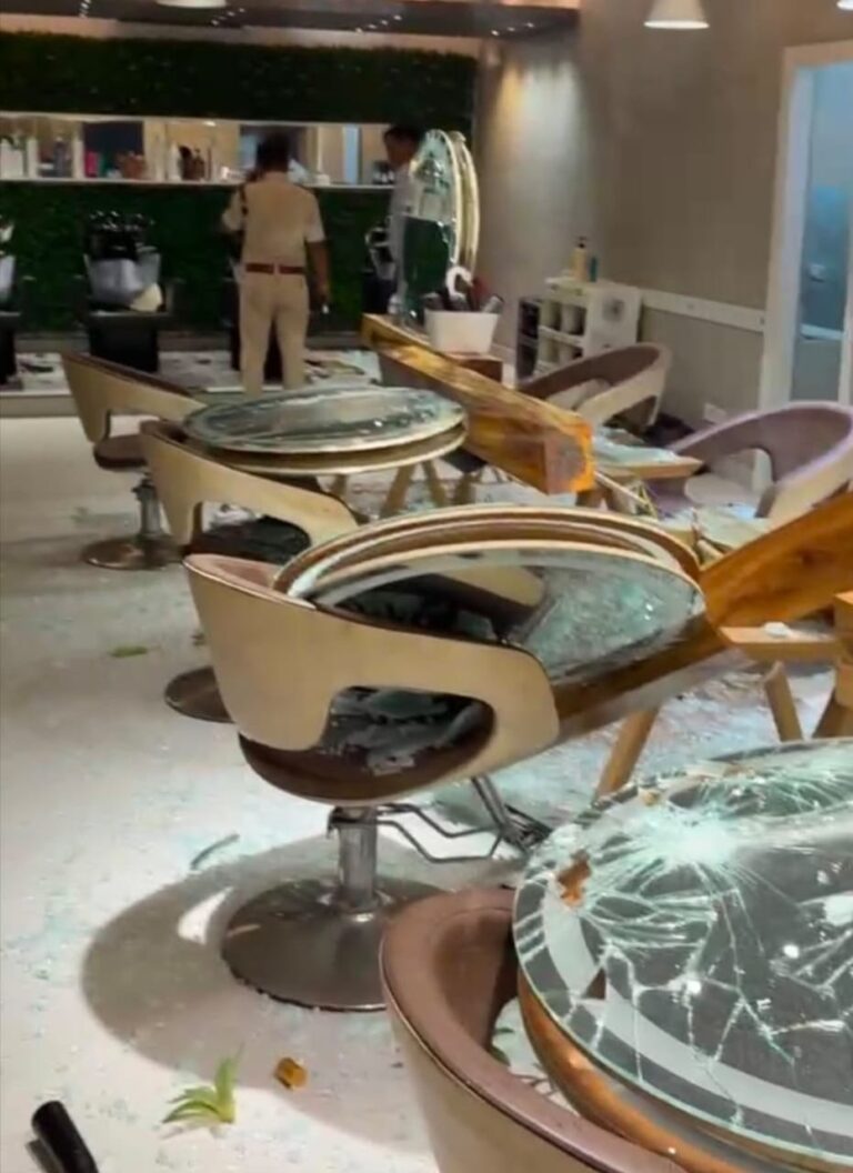 Jamshedpur: बच्चों के झगड़ा में दो गुटों में हिंसक झड़प, साकची से बिष्टुपुर तक बना रणक्षेत्र, दोनों गुट के कई युवक घायल, डीसी लाउंज सैलून में तोड़फोड़, अस्त-व्यस्त रही पुलिस