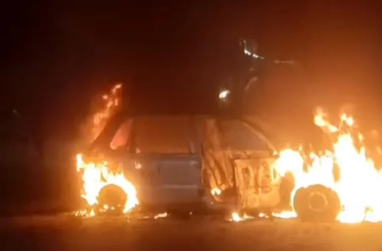 Jamshedpur: बारीडीह में अचानक धू-धू कर जल गयी कार, कड़ी मशक्कत के बाद आग पर पाया काबू, शार्ट सर्किट की आशंका